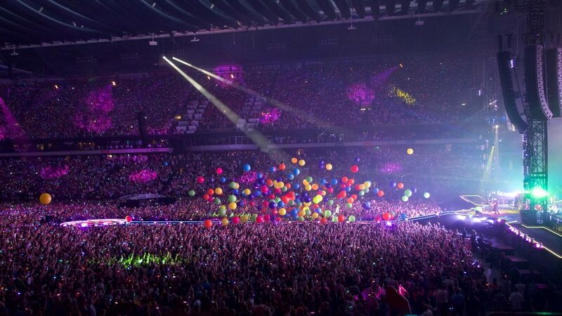 File:Coldplay perform "Adventure of a Lifetime", Amsterdam Arena, June 2016 (5).jpg