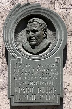 Plaque to Artem Alikhanian in Yerevan (June 2023).jpg