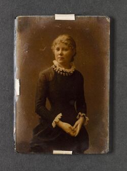 Porträtt av ung kvinna. Folkskollärarinnan vid Jakobs folkskola, Hilma Bergman, ca. 1893 - Nordiska Museet - NMA.0052876 2.jpg