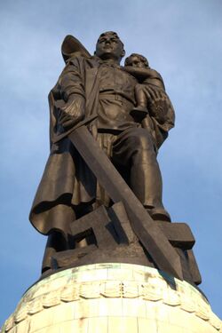 «Во́ин-освободи́тель» — монумент в берлинском Трептов-парке 4 - Kopie.jpg
