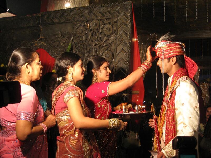 File:A Hindu wedding ritual in progress b.jpg