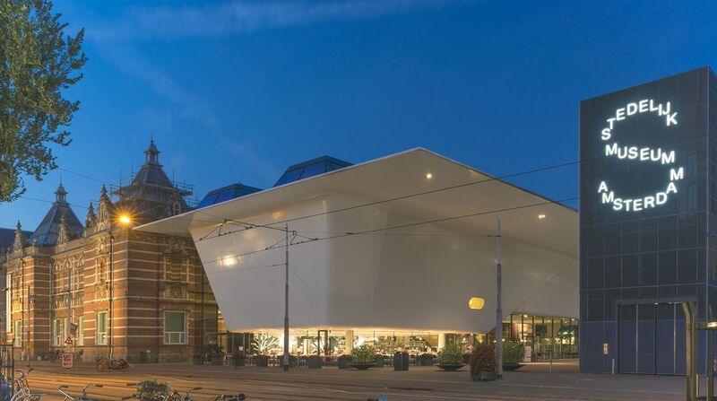 File:De nieuwe vleugel van het Stedelijk Museum Amsterdam.jpg