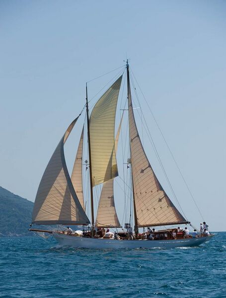 File:Orianda sailing in Naples.jpg