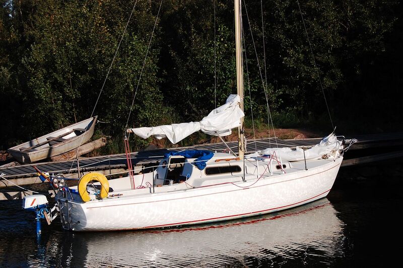 File:Viggen 23 sailboat showing transom.jpg