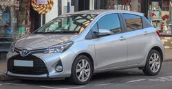2015 Toyota Yaris Sport Hybrid VVT-I 1.5 Front.jpg