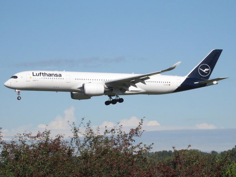 File:Lufthansa A350-900 D-AIXK 2019-10-01 Munich Airport p04.jpg