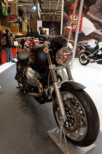 Paris - Salon de la moto 2011 - Moto Guzzi - Bellagio Aquila Nera - 002.jpg