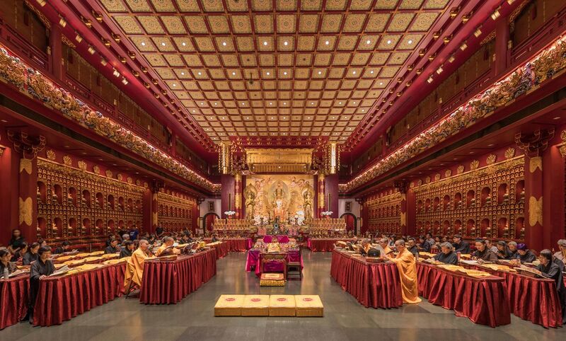 File:Praying monks and nuns in the Buddha Tooth Relic Temple of Singapore.jpg