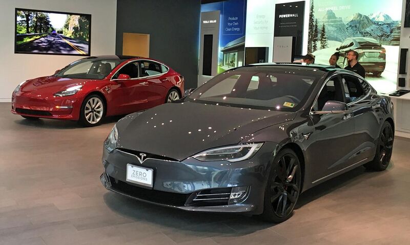 File:Tesla Model S DCA 08 2018 0283 trimmed.jpg