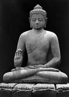 COLLECTIE TROPENMUSEUM Boeddhabeeld van de Borobudur voorstellende Dhyani Boeddha Amogasiddha TMnr 10025273.jpg