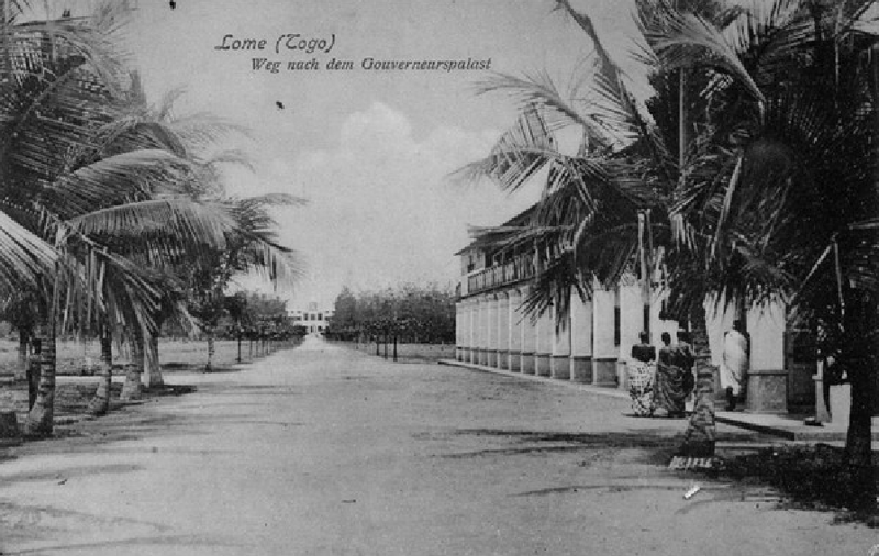 File:Lomé Togo Weg nach dem Gouverneurspalast 1904.png