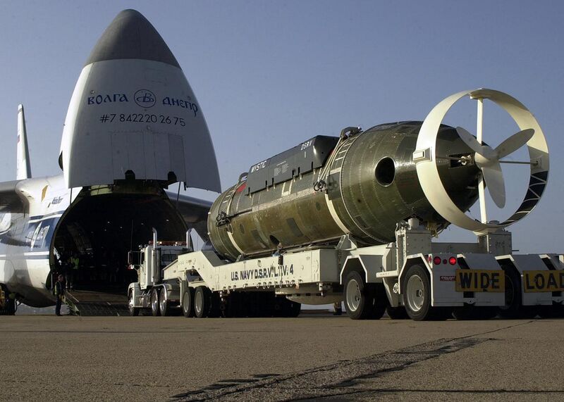 File:US Navy 040429-N-7949W-001 The Deep Submergence Rescue Vehicle Mystic (DSRV 1) is carefully loaded onto a Russian-built An-124 Condor (Antonov).jpg
