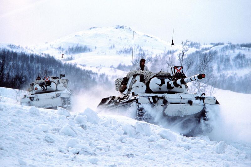 File:2 norwegian Leopard tanks in the snow.jpg
