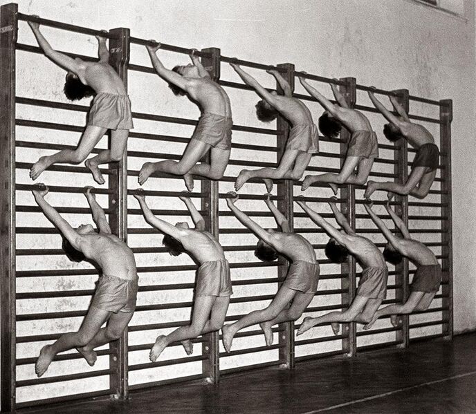 File:Dijaki 7. gimnazije v Mariboru pri telovadbi 1957.jpg