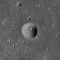 Huxley crater AS17-M-2904.jpg