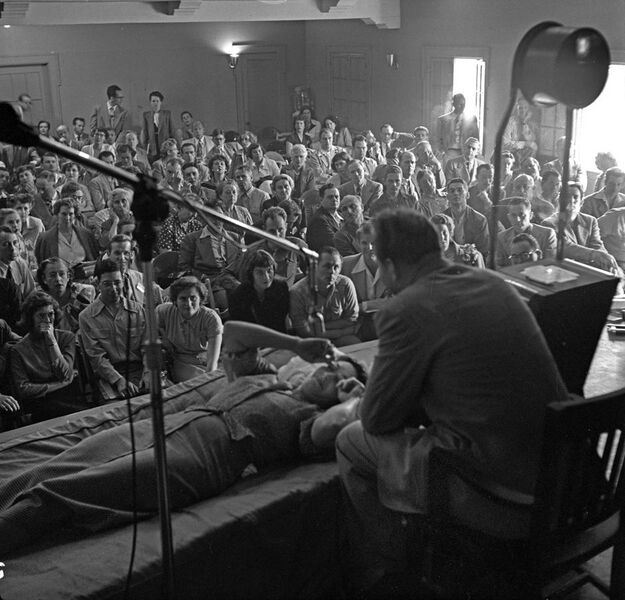 File:L. Ron Hubbard conducting Dianetics seminar in Los Angeles in 1950.jpg