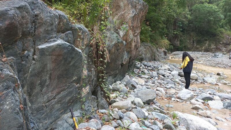 File:Outcrop of Dalupirip Schist, Benguet, Philippines.jpg