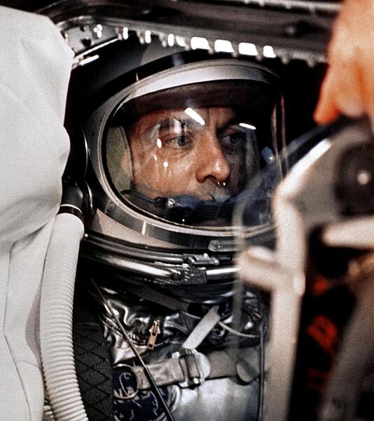 File:Alan Shepard in capsule aboard Freedom 7 before launch2.jpg