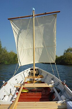 A simple square sail on a small gandelow