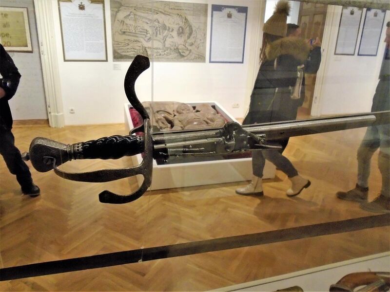 File:Noć muzeja 2023, Čakovec - mač s pištoljem.jpg