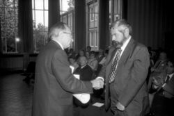 Verleihung Bernhard-Harms-Preis 1976 an den amerik. Wirtschaftswissenschaftler Prof. Harry Gordon Johnson (Kiel 67.688).jpg