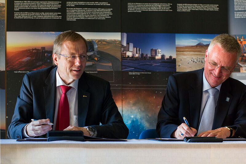 File:ESO and ESA Directors General sign cooperation agreement.jpg