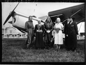Exercices aériens d'infirmières parachutistes (pour porter secours aux gazés), 1936. Devant l'avion.jpg