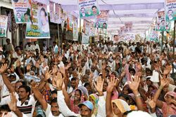 People approving for change at Parivartan Yatra, Beohari in April 2013.jpg