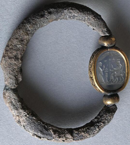 File:Phoenician Silver bracelet with amethyst intaglio stone in a gold bezel from Magharat Tabloun necropolis in Sidon in the Beirut National Museum 16157.jpg