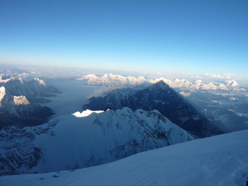 File:Amanecer desde la cima del Everest por Carlos Pauner.JPG
