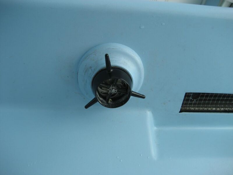 File:Toilette im InterCity, Ex-Interregio; Seifenspender.jpg