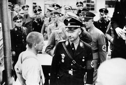 Bundesarchiv Bild 152-11-12, Dachau, Konzentrationslager, Besuch Himmlers.jpg