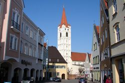 Moosburg Stadtplatz mit St. Johannes.jpg