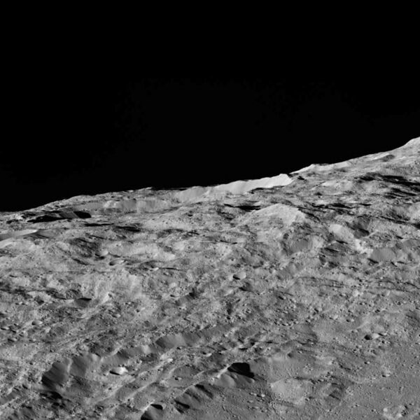 File:PIA20187-Ceres-DwarfPlanet-Dawn-4thMapOrbit-LAMO-image4-20151210d.jpg