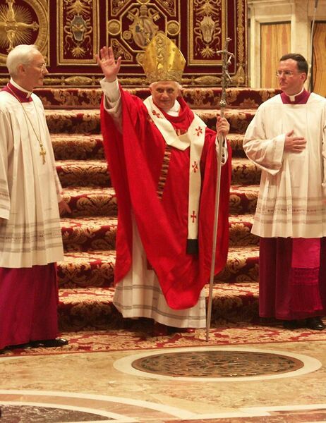 File:Papst Benedikt XVI., Pfingstmesse im Petersdom, 15. Mai 2005.jpg