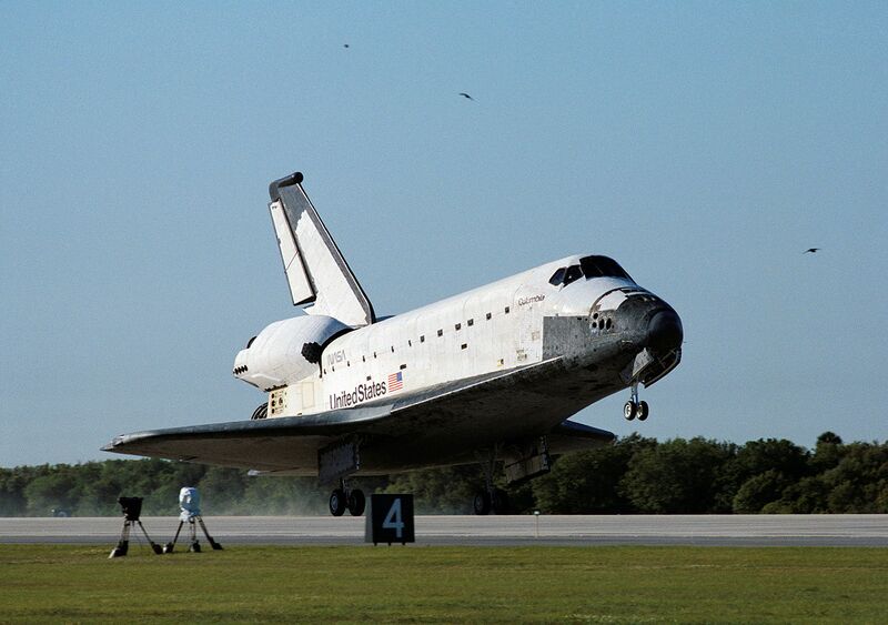 File:Space Shuttle Columbia lands following STS-62 on 18 March 1994..jpg