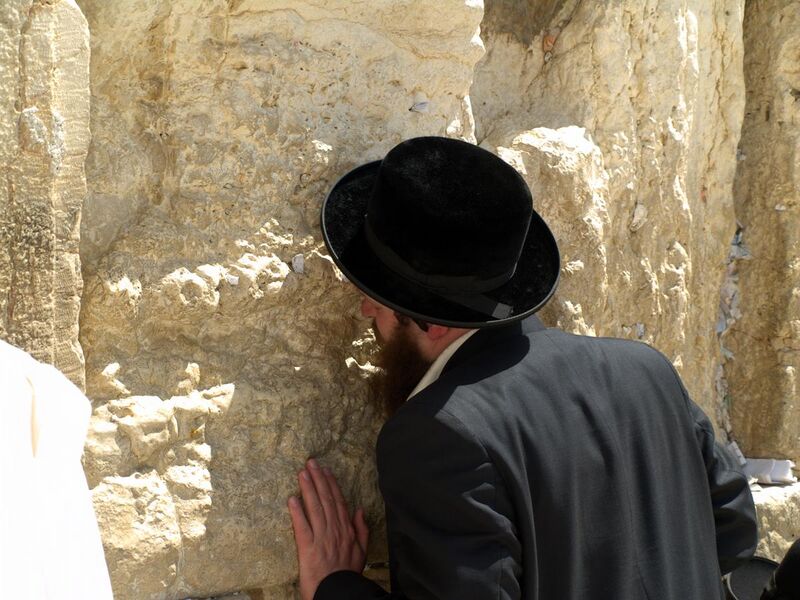 File:A man prays at the Western Wall in Jerusalem.jpg