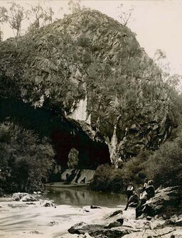 Abercrombie Caves (3294433460).jpg