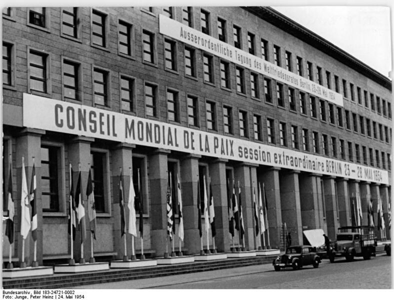File:Bundesarchiv Bild 183-24721-0002, Berlin, Finanzministerium, geschmückt.jpg