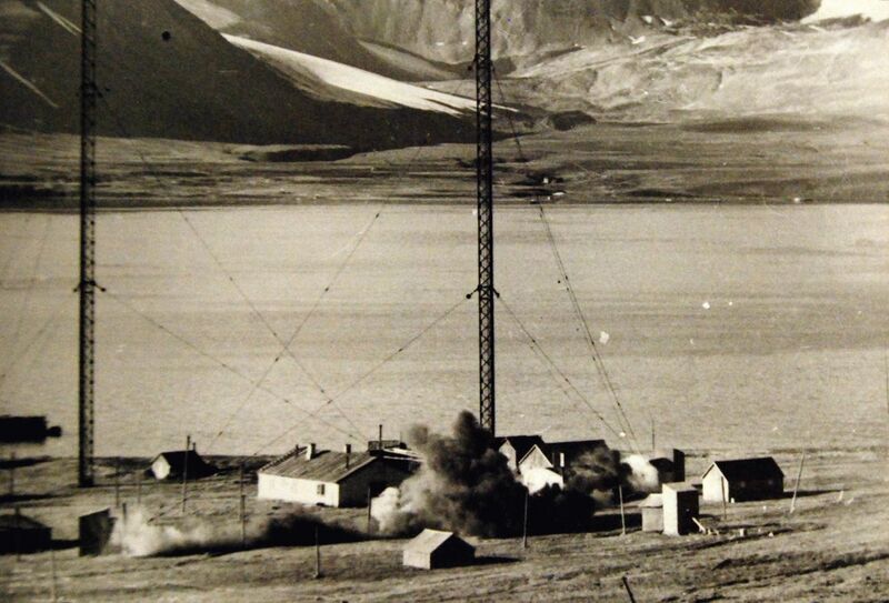 File:Demolition of wireless station at Spitzbergen, Operation Gauntlet, 1941 (22418716705).jpg