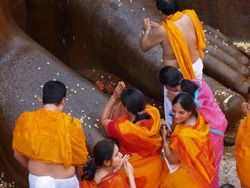 File:Shravanbelgola Gomateshvara feet prayer1.jpg
