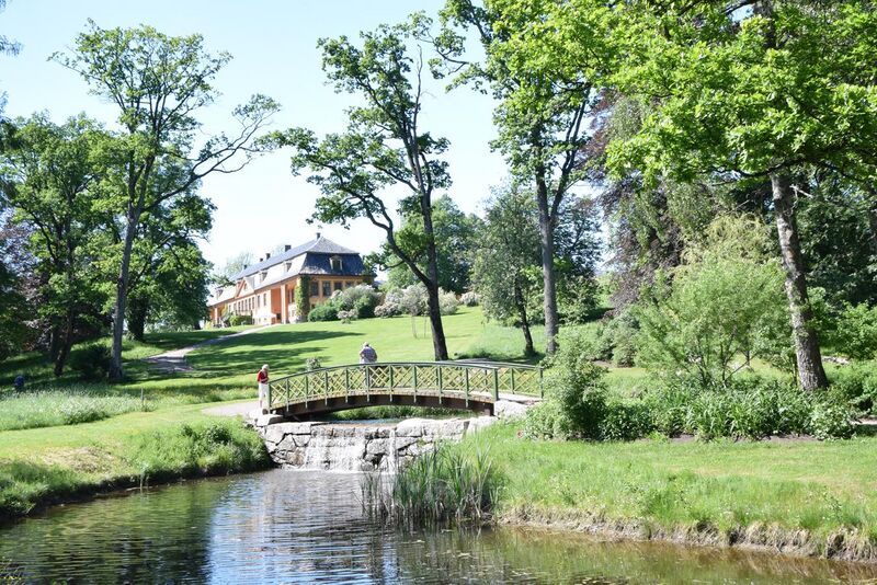 File:Bogstad gård hagen dammen med bru.jpg