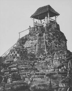 COLLECTIE TROPENMUSEUM Europese mannen poseren op het tempelcomplex van de Borobudur bij de bovenste stupa waarop een afdak en trapleuningen zijn geplaatst TMnr 60043646.jpg