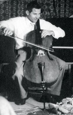 Gunther Johannes Paetsch playing the cello.jpg