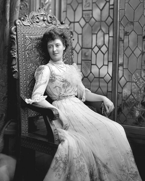 File:Margaret Greville photographed on 5 October 1900.jpg