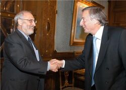 Néstor Kirchner with Joseph Stiglitz.jpg