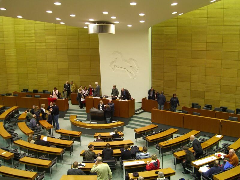 File:Plenarsaal des Niedersächsischen Landtages in Hannover.jpg