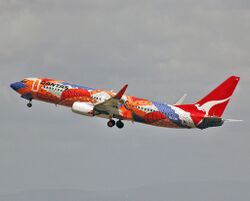 VH-VXB 'Yananyi Dreaming' Boeing 737-838 Qantas (8640257928).jpg