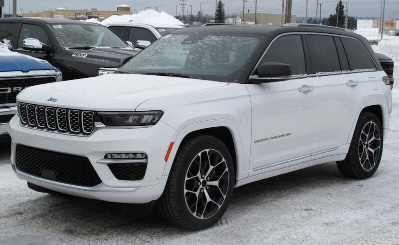 File:2022 Jeep Grand Cherokee Summit Reserve 4x4 in Bright White, Front Left, 01-16-2022.jpg