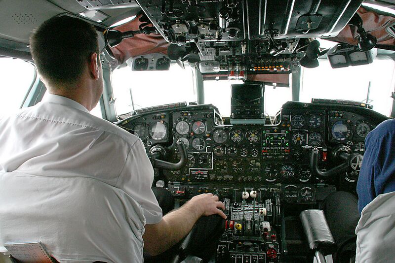 File:Antonow an24 cockpit.jpg
